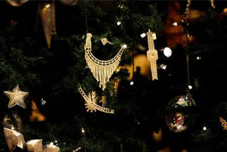 Tổng cộng có tới 181 viên kim cương, ngọc lục bảo, ngọc trai và các loại đá quý khác được sử dụng. Ngoài ra trên cây còn treo nhiều đồ trang sức và các loại đồng hồ đắt giá khác. Ảnh: Internet.