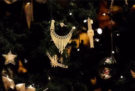 Tổng cộng có tới 181 viên kim cương, ngọc lục bảo, ngọc trai và các loại đá quý khác được sử dụng. Ngoài ra trên cây còn treo nhiều đồ trang sức và các loại đồng hồ đắt giá khác. Ảnh: Internet.