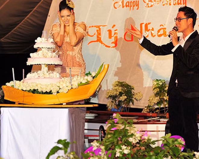 Lý Nhã Kỳ: Bữa tiệc sinh nhật năm 30 tuổi của Lý Nhã Kỳ vào tháng 7/2012, khi cô đang đương nhiệm vị trí Đại sứ du lịch, đã khiến nhiều người phải kinh ngạc. Bữa tiệc xa hoa được tổ chức ở một resort sang trọng tại Vĩnh Phúc.