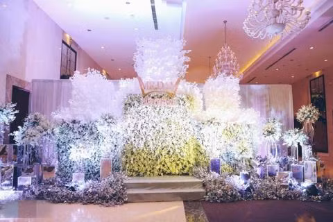 Mọi thứ được sắp xếp cẩn thận tạo một không gian lộng lẫy, cực kỳ sang trọng có sân khấu để Mr Đàm giao lưu với khách khứa và 64 bàn tiệc. Để có không gian rộng rãi cho 700 khách mời, ban tổ chức sự kiện đã phải cho nối hai sảnh tiệc làm một.