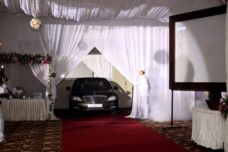 Tuy nhiên, ấn tượng nhất có lẽ là món quà mà Gíáng My tự tặng mình: một chiếc xe Mercedes dòng cao cấp có giá gần 3 tỷ đồng, được chính tay giám đốc hãng này chạy lên sân khấu buổi tiệc sinh nhật để trao cho cô.