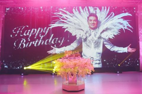 Tiệc sinh nhật lần thứ 45 của ông hoàng nhạc Việt được tổ chức xa hoa, hoành tráng tại một trung tâm hội nghị lớn ở TP HCM vào tối 3/10. Bữa tiệc sinh nhật xa xỉ được dàn dựng, trang trí công phu, tỷ mỷ, với tràn ngập hoa tươi loại đắt đỏ, đèn trần, ánh sánh mờ ảo, bánh gato đặt riêng, backround sân khấu...