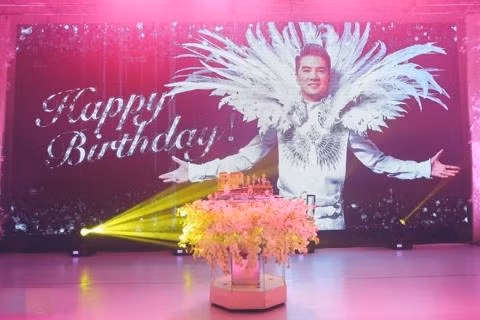 Tiệc sinh nhật lần thứ 45 của ông hoàng nhạc Việt được tổ chức xa hoa, hoành tráng tại một trung tâm hội nghị lớn ở TP HCM vào tối 3/10. Bữa tiệc sinh nhật xa xỉ được dàn dựng, trang trí công phu, tỷ mỷ, với tràn ngập hoa tươi loại đắt đỏ, đèn trần, ánh sánh mờ ảo, bánh gato đặt riêng, backround sân khấu...