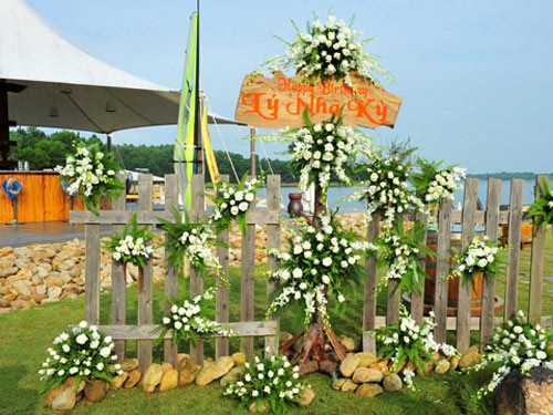 Bữa tiệc có những màn ca nhạc, thời trang và bắn pháo hoa hoành tráng trong sự chứng kiến của 140 vị khách mời, trong đó có cả những chính trị gia, tỷ phú nước ngoài gồm Hong Kong, Phillipines, Hàn Quốc, Singapore đến Việt Nam bằng phi cơ riêng chỉ để có mặt mừng sinh nhật nữ diễn viên này.