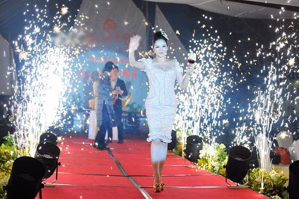 Không để những khách mời bị thiệt thòi, Lý Nhã Kỳ đã bao trọn gói khu resort này trong vòng 4 ngày cùng với vé máy bay cho các khách của cô.