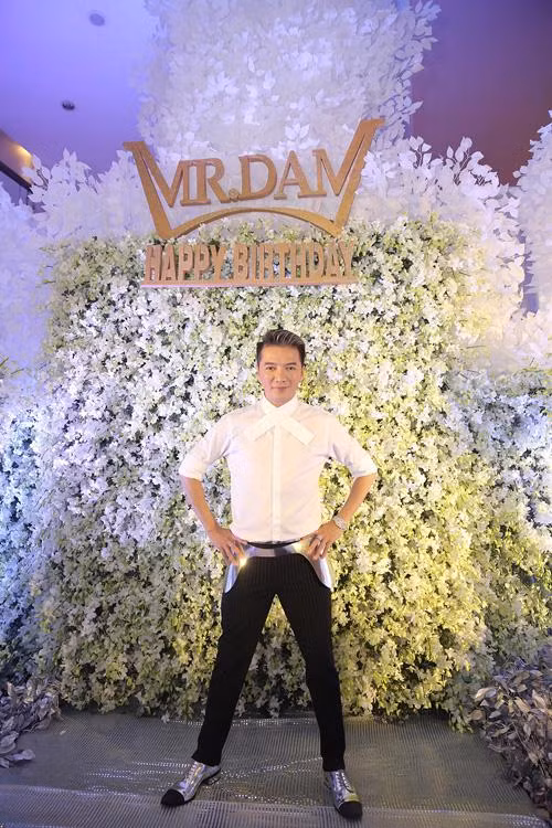 Xuất hiện trong bữa tiệc mừng sinh nhật Đàm Vĩnh Hưng có rất nhiều nghệ sĩ tên tuổi trong làng giải trí như Giang Hồng Ngọc, Quốc Thiên, Dương Triệu Vũ, vợ chồng cựu người mẫu Thúy Hạnh và nhạc sĩ Minh Khang, đạo diễn Trần Vi Mỹ, Ngọc Sơn, vợ chồng Bình Minh - Anh Thơ, Nam Cường...