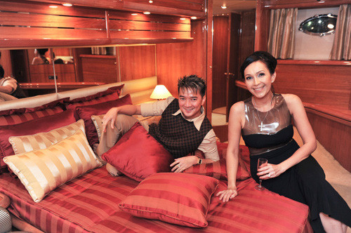 Chiếc du thuyền bắt đầu hành trình đón khách từ chiều với nhiều địa điểm khác nhau và bữa tiệc chính bắt đầu từ 16h cho đến nửa đêm. Các khách mời nổi tiếng như Đàm Vĩnh Hưng, Hà Kiều Anh, Kim Thư, Phước Sang, Đỗ Mạnh Cường... đã có mặt đông đủ để cùng đón sinh nhật lần thứ 48 của "người đẹp không tuổi" trong không khí vô cùng sang trọng.