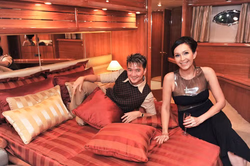 Chiếc du thuyền bắt đầu hành trình đón khách từ chiều với nhiều địa điểm khác nhau và bữa tiệc chính bắt đầu từ 16h cho đến nửa đêm. Các khách mời nổi tiếng như Đàm Vĩnh Hưng, Hà Kiều Anh, Kim Thư, Phước Sang, Đỗ Mạnh Cường... đã có mặt đông đủ để cùng đón sinh nhật lần thứ 48 của "người đẹp không tuổi" trong không khí vô cùng sang trọng.