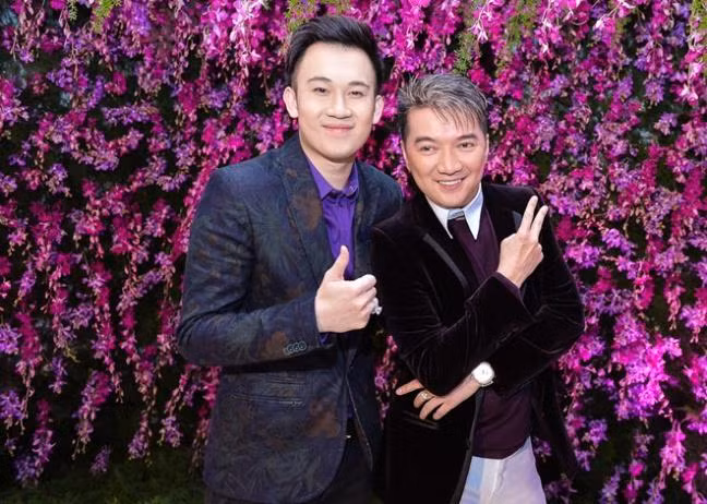 Năm ngoái, nam ca sĩ cũng tổ chức bữa tiệc sinh nhật hoành tráng tại Trung tâm hội nghị White Palace (TP HCM), với đông đảo sao Việt cùng đến dự. Không gian tiệc sinh nhật của Mr Đàm luôn được trang hoàng lộng lẫy và hoành tráng.