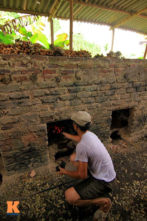 Theo các chủ lò, cần ít nhất 3 tấn vải tươi để cho ra lò 1 tấn vải sấy. Muốn vải "chín" đều, than phải được tiếp liên tục. Ảnh: Khám Phá.