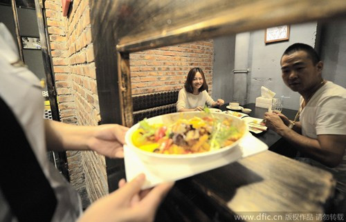 Mỗi phòng ăn trong nhà hàng được thiết kế như một "nhà tù di động" riêng biệt với những chiếc lồng sắt và sợi xích bao quanh. Thiết kế nội thất của nhà hàng được đánh giá là rất giống với một phòng giam đích thực.