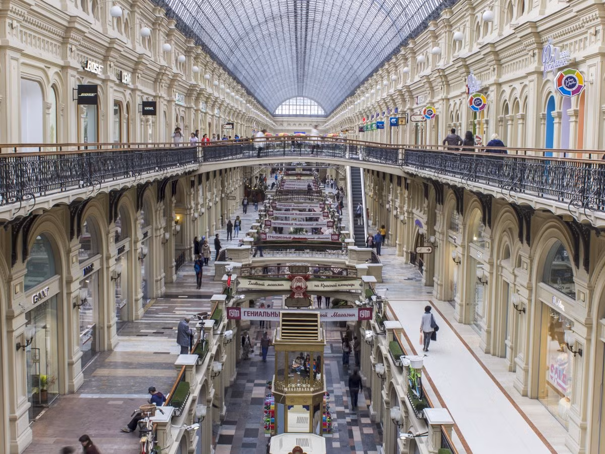 GUM - Moscow, Nga: Với trần nhà kính tuyệt đẹp (toàn bộ mái nhà được làm từ 20.000 tấm kính), tòa nhà GUM tại thủ đô nước Nga hiện ra mờ ảo. Trung tâm mua sắm này được xây dựng vào những năm 1890, thay thế cho trung tâm thương mại Upper Trading Rows.