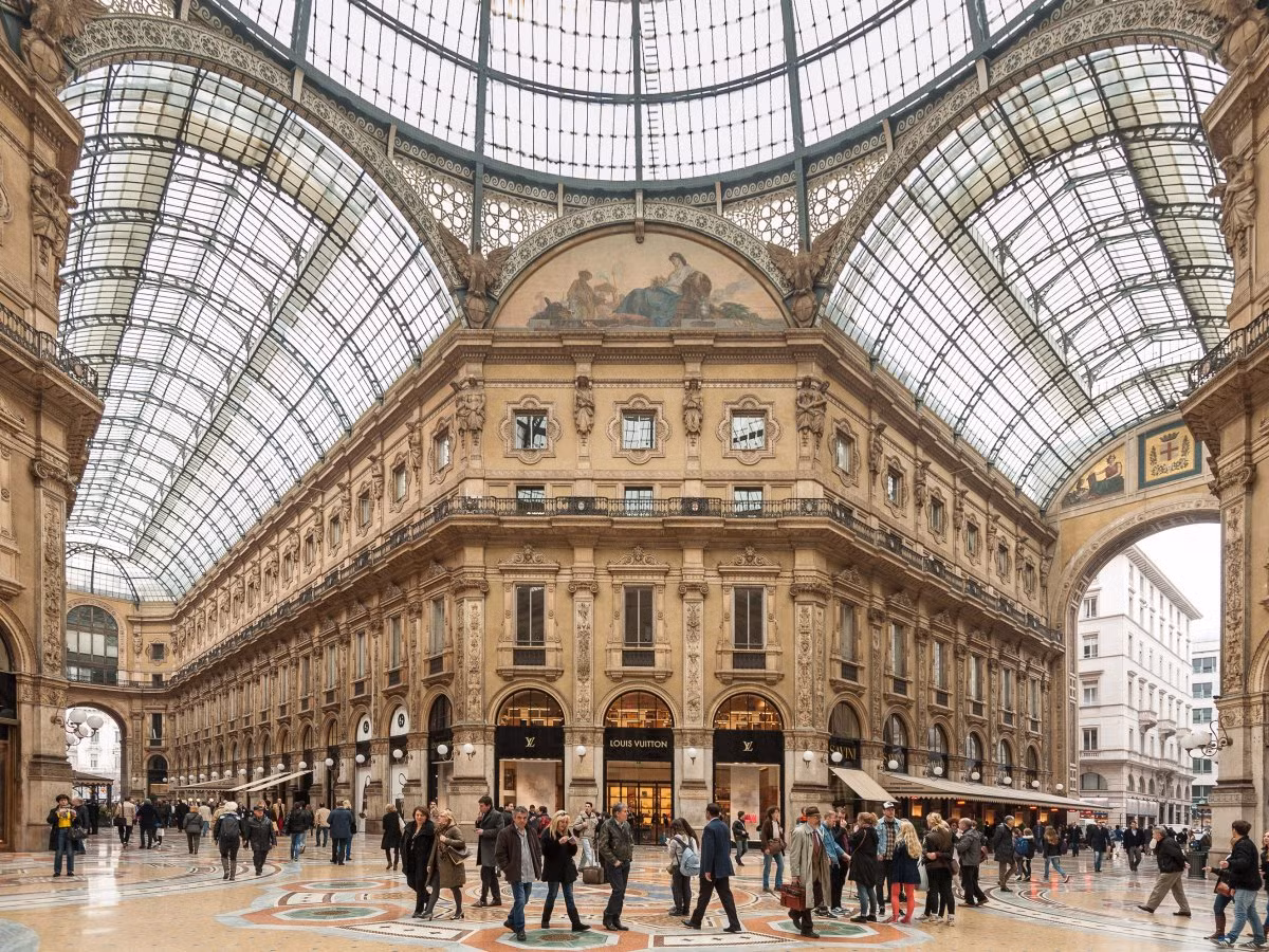 Galleria Vittorio Emmanuelle - Milan, Italy: Được gọi là trung tâm thương mại đầu tiên của thế giới, Galleria Vittorio Emmanuelle tại Milan, Italy mở cửa vào năm 1877. Galleria là một khu vực hình bát giác được bao phủ bởi một lớp kính và sắt mái vòng khổng lồ, tô điểm cho những cửa hàng và nhà hàng lâu đời nhất thủ đô.