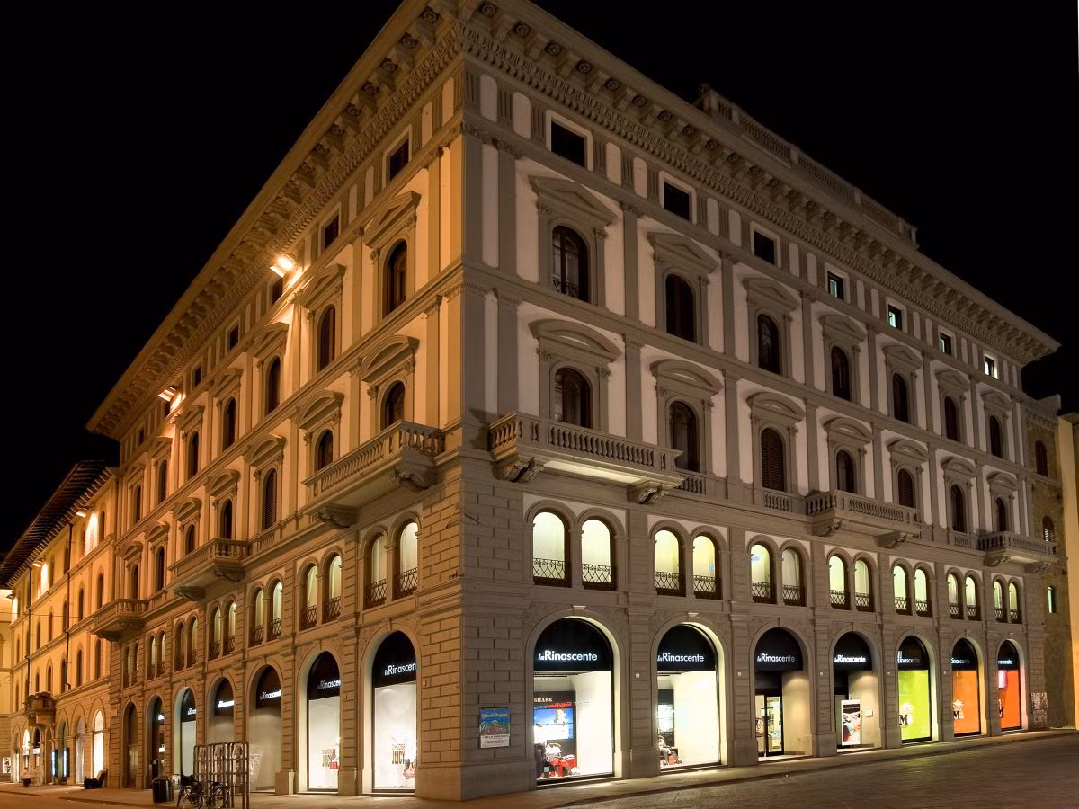 La Rinascente - Florence, Italy: Được xây dựng vào năm 1977, La Rinascente ở Florence là cửa hàng bách hóa lừng lẫy nhất nước Italy. Tòa nhà 6 tầng này có một sự pha trộn phong cách địa phương, quốc tế và những yếu tố thời gian.