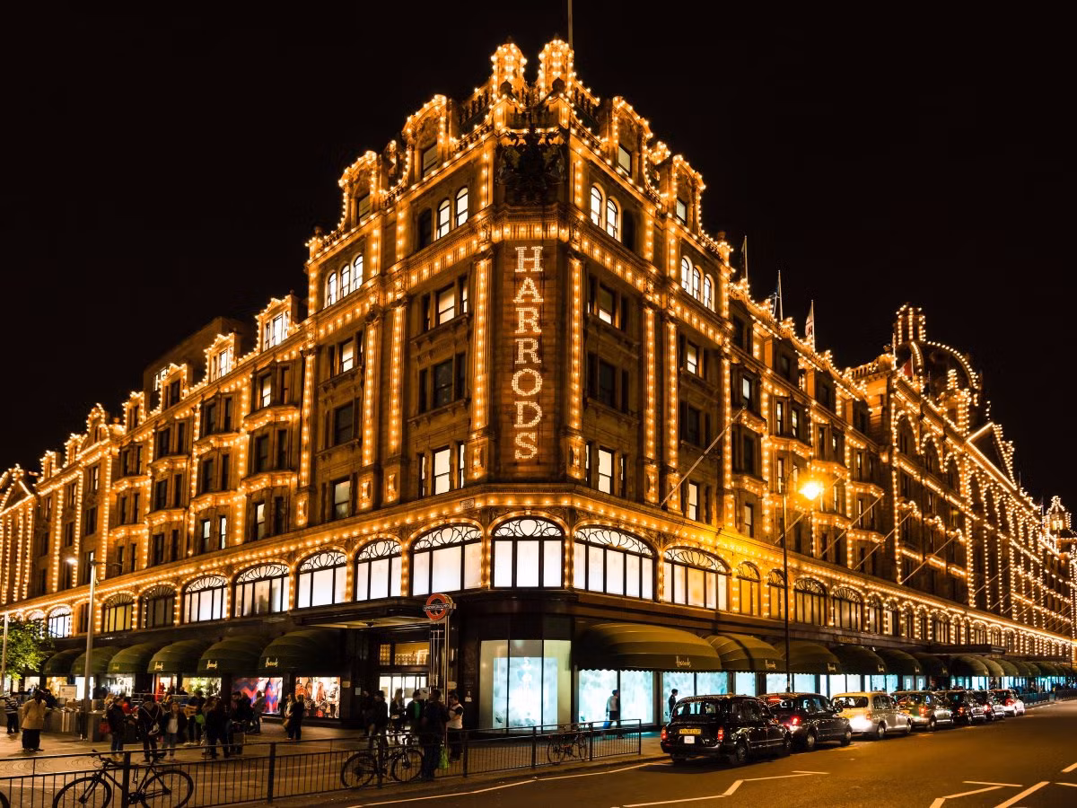 Harrolds - London, Anh: Được cho là cửa hàng mua sắm nổi tiếng nhất thế giới, Harrods là một trong những điểm phải đến khi bạn tới London. Chỉ là một cửa hàng tạp hóa khiêm tốn trong những năm 1930, đến nay, Harrods đã có tới 5.000 người hoạt động mỗi ngày và 330 gian hàng.
