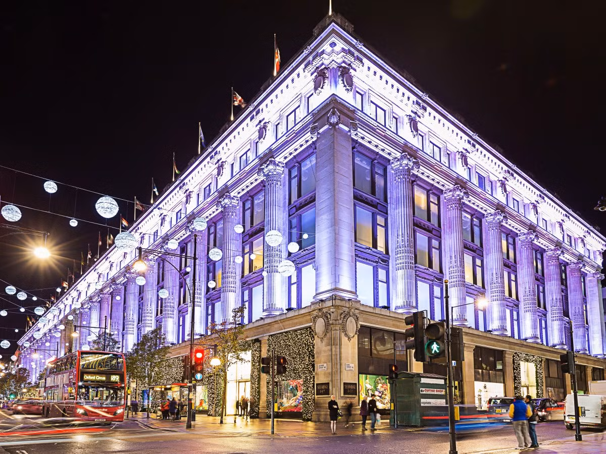 Selfridges - London, Anh: Trung tâm thương mại Selfridges tinh túy của người Anh lại được xây dựng bởi một người Mỹ - Harry Selfridge đến từ Wiscousin vào năm 1909. Selfridges đang là trung tâm làm đẹp lớn nhất châu Âu, trong khu bách hóa đầu tiên có một tầng hầm và khu bán hàng được mặc cả để phục vụ cho quần chúng, chứ không chỉ dành cho những người giàu có.