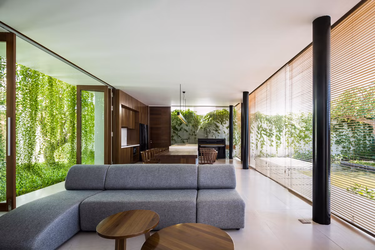 Phòng khách và gian bếp là không gian nối tiếp nhau tạo cảm giác rộng rãi.