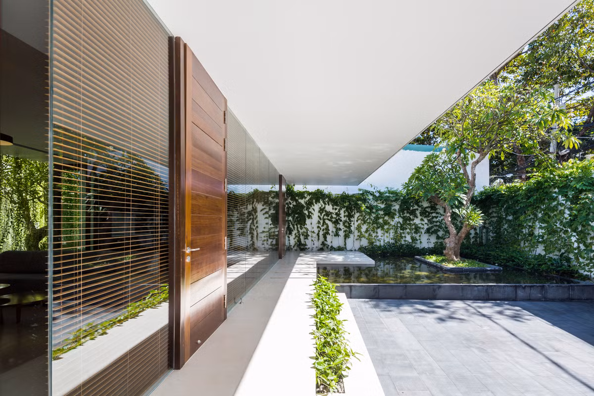 Những dây leo được trồng bao quanh tường nhà. Nhìn từ mọi góc độ, chúng ta đều có thể cảm nhận thấy sức sống tràn đầy của ngôi nhà.