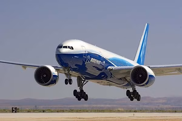 Những chiếc 777 cũng được xếp vào danh sách máy bay bán chạy nhất của Boeing do có mức tiêu thụ nhiên liệu hiệu quả và có tầm bay dài hơn so với các máy bay phản lực thân rộng khác.