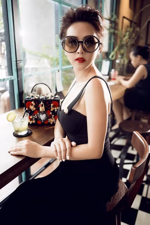 Dù đã ở tuổi 40, bà mẹ 3 con vẫn gợi cảm với bộ váy đen của nhà thiết kế Công Trí và phụ kiện Dolce &amp; Gabbana có giá khoảng 100 triệu đồng. Ảnh: Dân Việt.