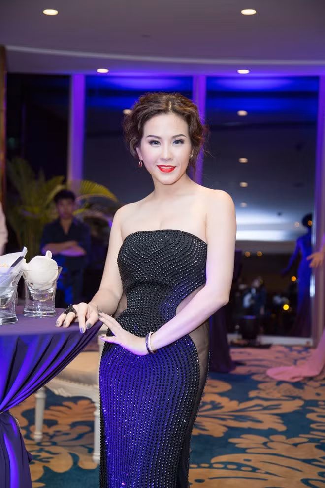 Hoa hậu Thu Hoài góp mặt tại một sự kiện với chiếc váy dạ hội xinh đẹp đính hơn 11.000 viên pha lê đen do NTK Công Trí thực hiện. Ảnh: Zing.