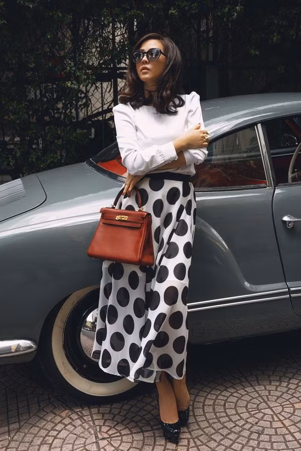 Hoa hậu quý bà xách túi Hermes có giá khoảng 200 triệu. Ảnh: Dân Việt.