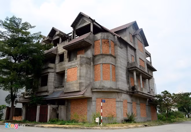 Dự án triển khai từ trước cơn sốt đất năm 2007, giá trung bình một căn nhà phố khuôn viên đất 144 m2, xây thô, một trệt ba lầu bán khoảng 3 tỷ đồng. Sau gần 10 năm, những căn biệt thự này vẫn trong tình trạng bỏ hoang.
