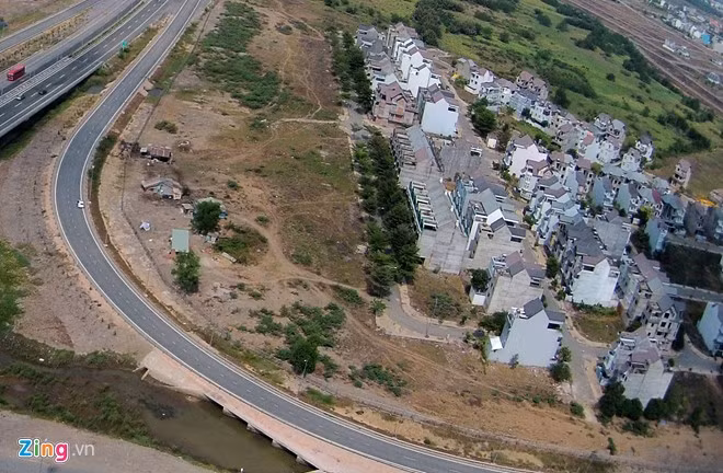 Hàng trăm căn biệt thự ở các quận 2, 9 thuộc TP HCM đang bị bỏ hoang, xuống cấp, trở thành điểm kiếm thức ăn của bò quanh vùng.