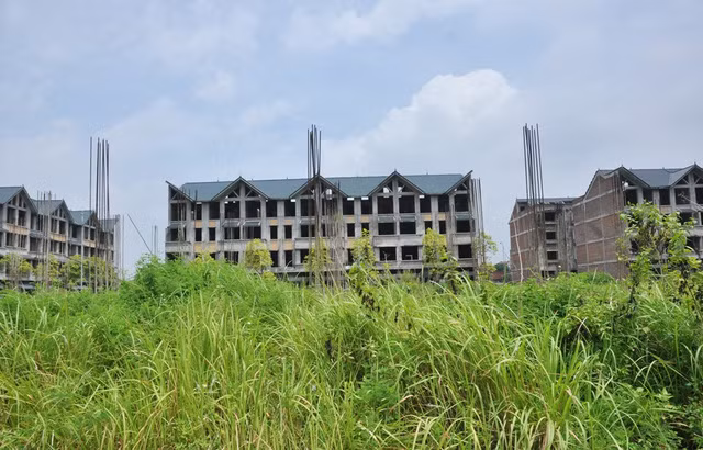 Khu đô thị Kim Chung – Di Trạch nằm ở phía Tây Hà Nội có diện tích hơn 170 ha nằm trên quốc lộ 32 của huyện Hoài Đức (Hà Nội). Từng được kỳ vọng là khu đô thị hiện đại, cao cấp ở Hà Nội thế nhưng sau nhiều năm dự án này hiện vẫn bỏ không, hoang hóa.