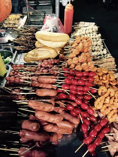 Theo thông tin từ VietnamNet, mỗi ngày, chủ nhiều xe đẩy bán xiên đồ nướng tự chọn trên phố Hà Nội bán cả 1.000 xiên, doanh thu đến 150 triệu đồng/tháng và tiền lãi không hề nhỏ. Đây là một trong những kiểu bán hàng rong, quán kinh doanh vỉa hè cho thu nhập "khủng". Ảnh: Vietnamnet.