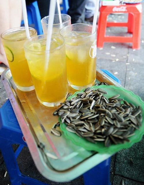 Chị Thủy, chủ quán trà chanh trên phố Đào Duy Từ cho biết trên Dân Trí, ngày cao điểm nhất quán của chị bán được hơn 200 cốc, ngày ít cũng bán được 80 cốc, trung bình bán được khoảng 140 cốc/ngày. Với giá từ 10.000 - 15.000 đồng/cốc, một ngày chị có thể thu nhập từ 1,4 - 2,1 triệu đồng, tháng có thể thu nhập từ 40 - 60 triệu đồng. Ảnh: Alobacsi.