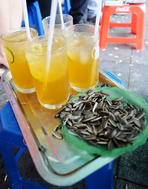 Chị Thủy, chủ quán trà chanh trên phố Đào Duy Từ cho biết trên Dân Trí, ngày cao điểm nhất quán của chị bán được hơn 200 cốc, ngày ít cũng bán được 80 cốc, trung bình bán được khoảng 140 cốc/ngày. Với giá từ 10.000 - 15.000 đồng/cốc, một ngày chị có thể thu nhập từ 1,4 - 2,1 triệu đồng, tháng có thể thu nhập từ 40 - 60 triệu đồng. Ảnh: Alobacsi.