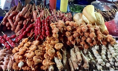 Chia sẻ trên Vietnamnet, chị Trần Thị Tâm, chủ một xe bán đồ nướng tự chọn di động nằm phía sau KTX trường ĐH Kinh tế Quốc dân cho biết, chị đã bán xiên đồ nướng ở đây được hơn 1 năm. Theo chị nhẩm tính, mỗi ngày, chị xiên đến cả ngàn xiên thịt. Ảnh: Vietnamnet.