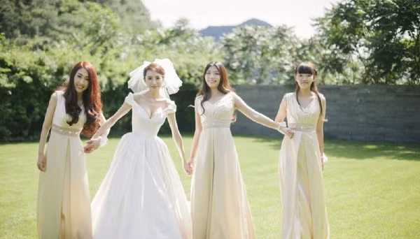 Những bức hình trên tài khoản Weibo cá nhân của Liệu Thanh được cộng đồng mạng hết lời khen ngợi, thậm chí một số trang báo địa phương còn ví cô là bản sao hoàn hảo của siêu mẫu Đài Loan nổi tiếng Lâm Chí Linh.