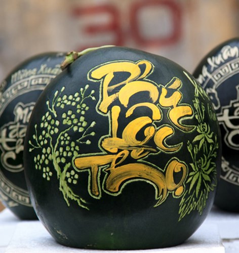 Những trái dưa khắc hình, dòng chữ "Phúc - Lộc - Thọ", "Chúc mừng năm mới" lên tới cả triệu đồng với hình phức tạp. Ảnh: Internet.