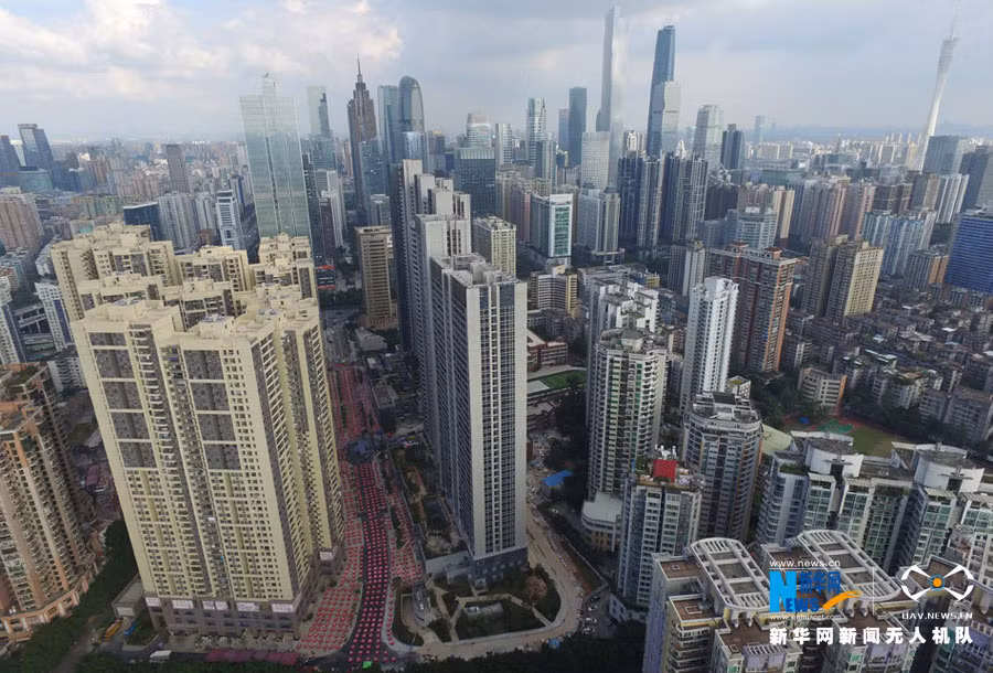 Đại tiệc trải dài ra cả khu phố lớn.