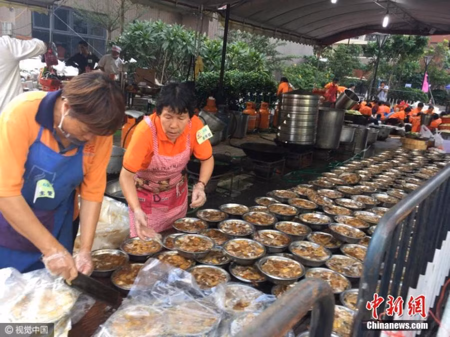 Các đầu bếp chia món ăn.