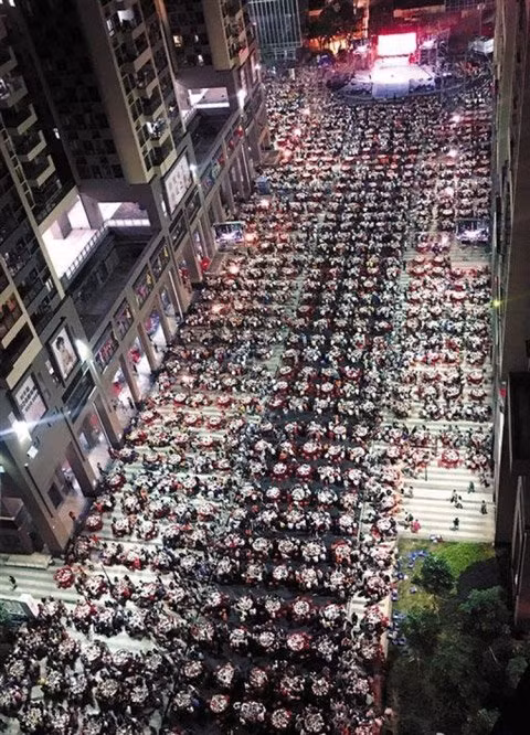 Để chào mừng các dân làng trở về vào sống trong nhà mới, Tập đoàn địa ốc Phú Lực và ban chủ nhiệm thôn Dương Kỳ đã tổ chức bữa tiệc tân gia, mời toàn bộ hơn 4.000 chủ các căn hộ tham dự.