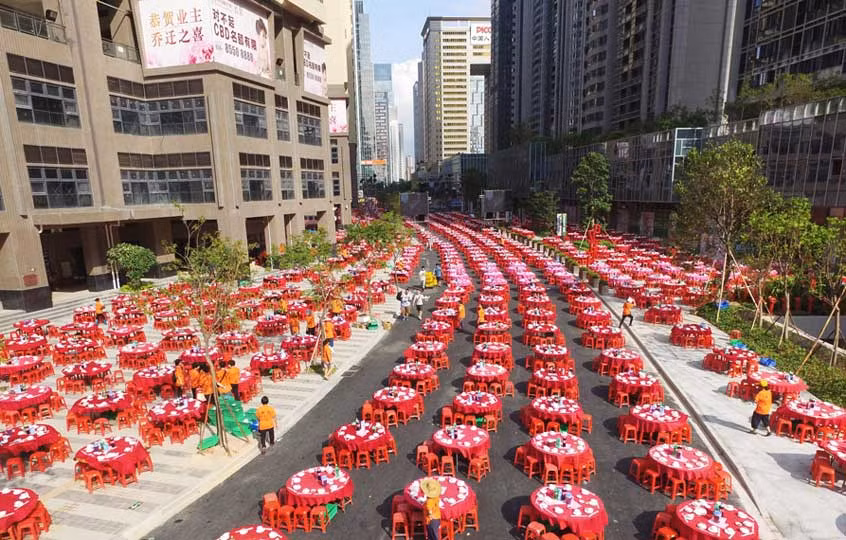 Để phục vụ bữa tiệc khổng lồ này, 6 khu nhà bếp được dựng lên với hơn 600 đầu bếp tham gia nấu nướng.