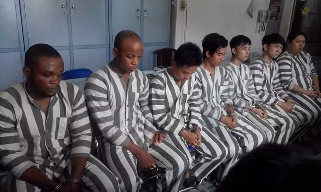 Các nghi phạm lừa đảo tại trụ sở cảnh sát. Ảnh: Zing.