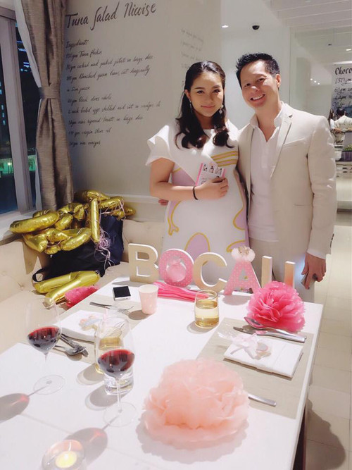Đầu tháng 10 này, vợ chồng Phan Như Thảo và doanh nhân Đức An đã tổ chức buổi tiệc mừng con đầu lòng của hai người sắp chào đời tại TP HCM. Người mẫu tiết lộ rằng, ông xã đã cùng em gái cô “lén lút” chuẩn bị cho sự kiện vì muốn cô bất ngờ. Theo dự kiến, cô sẽ hạ sinh con đầu lòng với đại gia Đức An trong tháng 10 này.