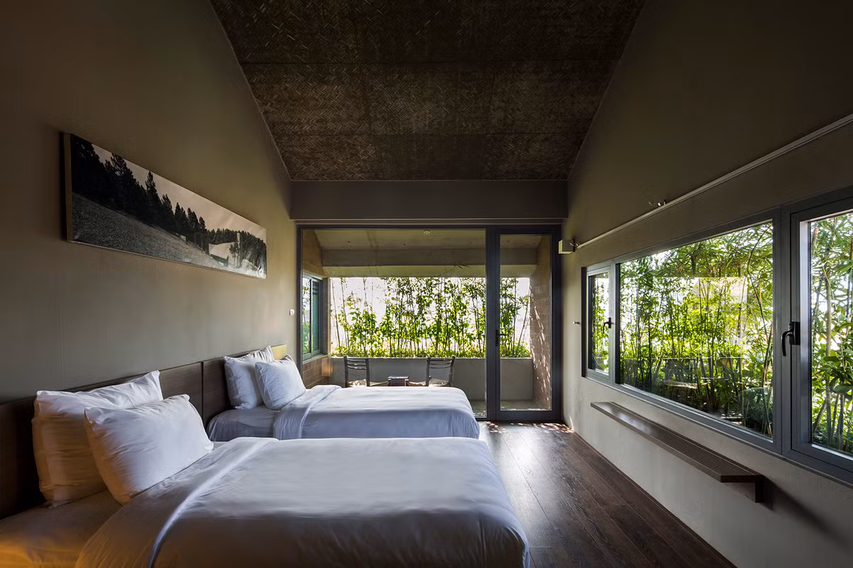 Các phòng khách sạn được thiết kế với cửa sổ kính lớn nhìn ra không gian xanh tươi bên ngoài. Du khách có thể cảm nhận được sự gần gũi với thiên nhiên ngay trong phòng nghỉ. Đồng thời, cửa sổ lớn cũng giúp các căn phòng luôn đón nhận được ánh sáng và thông gió tự nhiên.