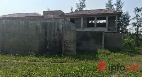 Theo những người dân sống gần đây, khu resort này đã bỏ hoang gần 3 năm nay, công nhân và chủ đầu tư không bao giờ quay lại. Ảnh: Infonet.