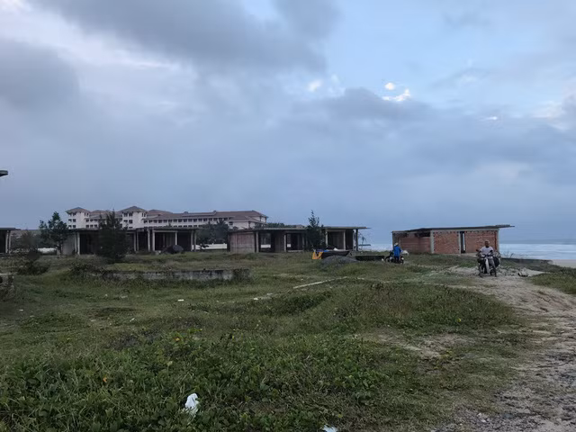 Những dự án này đã xây xong phần thô nhưng hiện vẫn hoang tàn, nằm xen lẫn với cây dại. Khu đất thuộc dự án không rào chắn, không một bóng người, không ai bảo vệ. Ảnh: Thời đại.