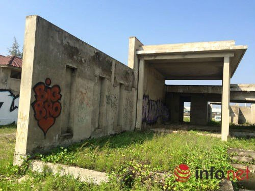 Hơn 15 năm về trước, hàng loạt đại gia kéo về vùngven biển Đà Nẵng - Hội An xây dựng resort, khách sạn 5 sao. Nhưng nay, cả vùng này không thể hoạt động, nhiều khu bỏ không, hoang vắng như những khu nhà “ma”. Ảnh: Infonet.