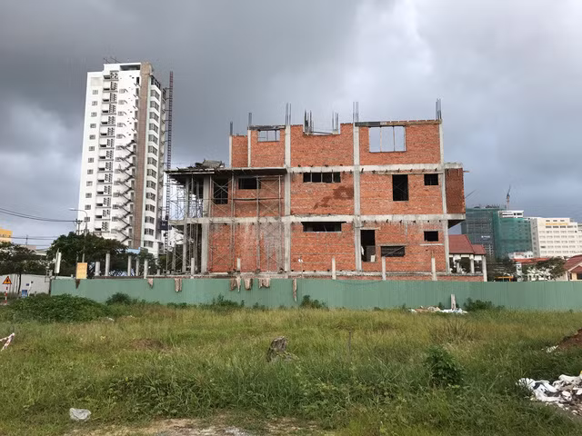 Nhiều dự án khu nghỉ dưỡng bỏ hoang phải kể đến như Anvie Danang của Công ty CP Hòn Ngọc Á Châu, dự án The Song - Danang Beach Villas, khu nghỉ dưỡng ven biển Non Nước của Công ty CP đầu tư du lịch Hà Nội Non Nước... Ảnh: Thời đại.