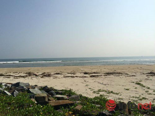 Hàng năm, biển Cửa Đại mất khoảng từ 20-30m độ sâu. Trong một vài năm trở lại đây, bãi biển này đang ngày càng hoang phế khi mất từ 30-70m độ sâu/năm. Hiện nay để ngăn chặn xâm thực, một vài nơi đã kè đá để chắn sóng. Tuy nhiên, cuộc chiến chống lại thủy thần nơi bờ biển Cửa Đại khá cam go và đầy thách thức. Ảnh: Infonet.