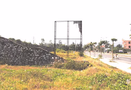 Được cấp phép xây dựng nhưng do thiếu vốn hay vì các lý do khác, nên đến nay, rất nhiều dự án resort, khu du lịch, nghỉ dưỡng cao cấp nằm ở vùng ven biển của tỉnh Thừa Thiên - Huế đang trong tình trạng bỏ hoang. Trong hình là khu du lịch xanh Lăng Cô ở thị trấn Lăng Cô bỏ hoang giữa mưa nắng. Ảnh: Báo Thanh tra.