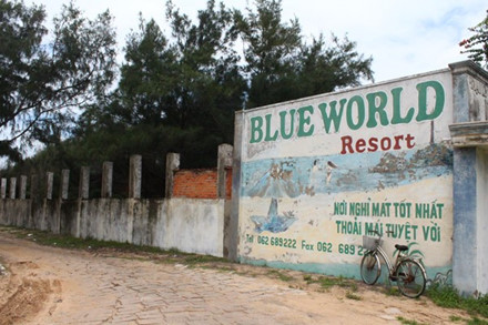 Nhiều resort khác cũng rơi vào tình trạng tương tự. Nơi khá hơn có người canh giữ, còn chỗ khác để hoang hóa, bỏ mặc cho công trình tiền tỉ xuống cấp dần theo thời gian. Resort Thế Giới Xanh (Blue World) được đầu tư gần 25 tỷ đồng bị thu hồi làm cảng Kê Gà giờ trở nên tiêu điều, đổ nát. Ảnh: Lao động.