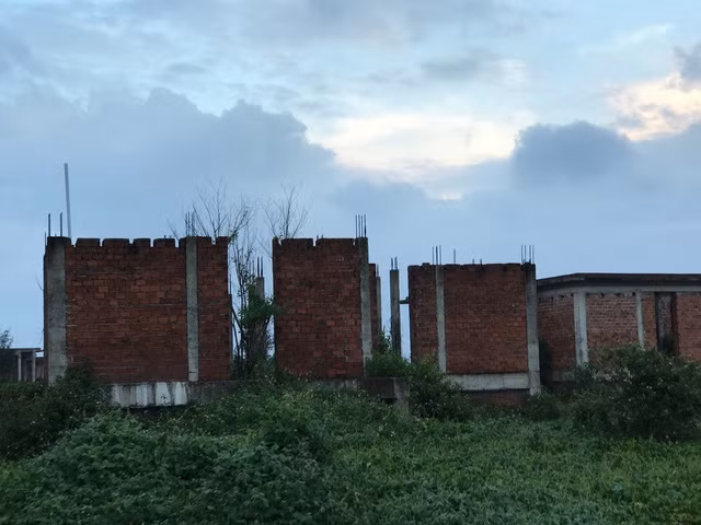 Hàng loạt khách sạn, khu nghỉ dưỡng dọc các tuyến đường bờ biển đẹp Đà Nẵng dù đã được giao đất từ nhiều năm qua nhưng đến nay vẫn “đắp chiếu”. Ảnh: Thời đại.